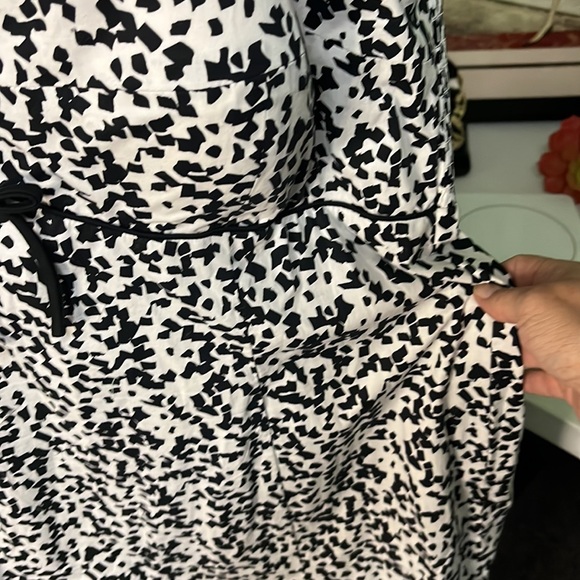 R & K Originals Woman’s Dress - Picture 3 of 5